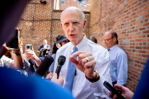 Thượng nghị sĩ Rick Scott muốn liên kết chặt chẽ hơn với ông Trump, ứng cử viên tổng thống của Đảng Cộng hòa - Ảnh: AFP Thượng nghị sĩ Rick Scott muốn liên kết chặt chẽ hơn với ông Trump, ứng cử viên tổng thống của Đảng Cộng hòa - Ảnh: AFP