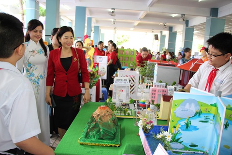 Học sinh và giáo viên hào hứng tham gia ngày hội STEAM- Ảnh 1. Học sinh quận Phú Nhuận thuyết trình về sản phẩm khoa học kỹ thuật của mình với các thầy cô và đại biểu - Ảnh: HOA BÔNG