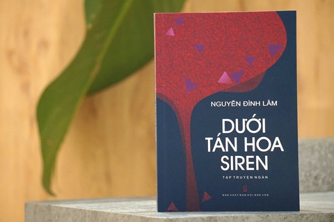 Dưới tán hoa siren: Cuộc 'mưu sinh vĩ đại' của người Việt trên đất Nga- Ảnh 5. Tập truyện ngắn Dưới tán hoa siren của Nguyễn Đình Lâm NXB Hội Nhà Văn - Ảnh: T.ĐIỂU