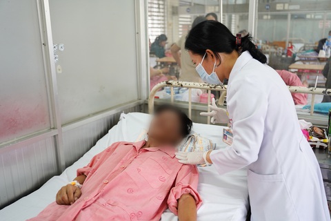 5 người chuyển đến Bệnh viện Chợ Rẫy sau khi bị tạt axit vào bàn nhậu, 1 người tiên lượng xấu- Ảnh 2. Một trong ba người đàn ông trong vụ bị tạt axit khi đang ngồi ở bàn nhậu đang điều trị tại khoa mắt Bệnh viện Chợ Rẫy - Ảnh: Bệnh viện cung cấp