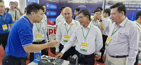 Khai mạc tuần lễ chuyển đổi số và khởi nghiệp đổi mới sáng tạo tại Hậu Giang- Ảnh 1. Tìm hiểu các giải pháp chuyển đổi số tại Tuần lễ chuyển đổi số và khởi nghiệp đổi mới sáng tạo - Mekong Delta 2024 - Ảnh: LÊ DÂN