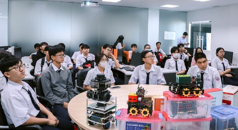 Dành 1 tỉ đồng mỗi năm tặng học bổng cho sinh viên ngành thiết kế vi mạch- Ảnh 1. Học sinh tìm hiểu thông tin về ngành thiết kế vi mạch và thông tin tuyển sinh 2024 tại Trường đại học Công nghệ thông tin (Đại học Quốc gia TP.HCM) - Ảnh: TRỌNG KHANH