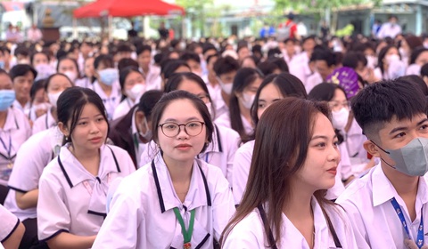 Được miễn thi ngoại ngữ tốt nghiệp THPT 2024, có nên thi?- Ảnh 1. Học sinh tham dự chương trình tư vấn tuyển sinh - hướng nghiệp 2024. Nhiều thí sinh đến nay vẫn còn thắc mắc liên quan đến quy định miễn thi ngoại ngữ tốt nghiệp THPT - Ảnh: TRẦN HUỲNH