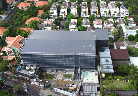 Vượt tầng sai phép hơn 1.000m² ở phường An Phú: Trách nhiệm của ai?- Ảnh 1. Cư dân xung quanh nhà 41-49 An Phú thắc mắc lực lượng chức năng ở đâu khi nhà sai phép, to lừng lững giữa khu dân cư- Ảnh: MINH HÒA