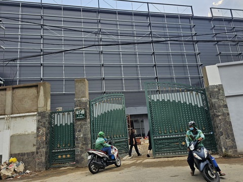 Vượt tầng sai phép hơn 1.000m² ở phường An Phú: Trách nhiệm của ai?- Ảnh 3. Cơ quan chức năng đang yêu cầu chủ đầu tư nhà 41-49 An Phú tháo dỡ diện tích sai phép - Ảnh: ÁI NHÂN