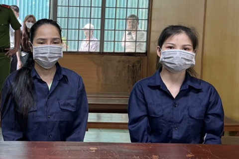 Đeo vòng để phân loại tiếp viên bán dâm, quản lý nhà hàng lãnh án tù- Ảnh 1. Bà Nguyễn Thị Ngọc Ánh (phải) và Đoàn Thị Thảo tại tòa - Ảnh: M.Đ.