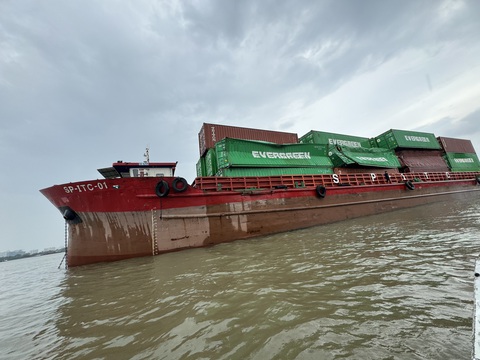 Nhiều container rơi trên sông Đồng Nai sau vụ va chạm tàu biển- Ảnh 1. Sau va chạm, 12 container trên phương tiện bị móp méo, hư hỏng - Nguồn: Sở Giao thông vận tải TP.HCM