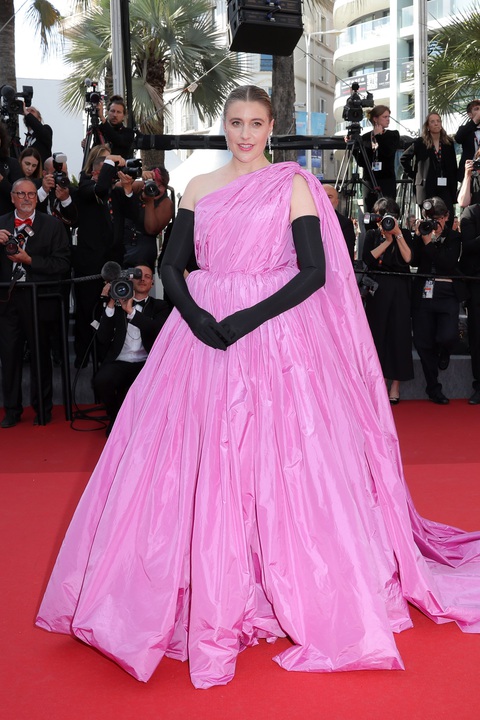 Giám khảo Greta Gerwig nổi bật với chiếc đầm hồng. hệt như búp bê Barbie - Ảnh: Getty Giám khảo Greta Gerwig nổi bật với chiếc đầm hồng, hệt như búp bê Barbie - Ảnh: Getty