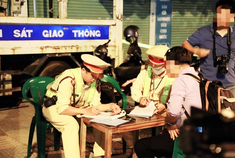 Tài xế cần biết về điểm trên giấy phép lái xe áp dụng từ đầu năm 2025- Ảnh 1. Cảnh sát giao thông xử lý trường hợp vi phạm - Ảnh: M.HÒA