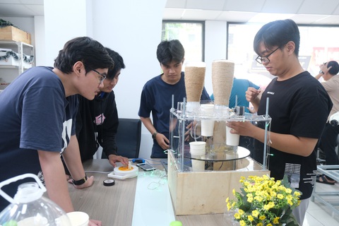 Sinh viên năm nhất làm hệ thống bán hàng tự động tích hợp AI- Ảnh 4. Máy bán trà trái cây tự động của các bạn sinh viên năm nhất Đại học Kinh tế TP.HCM - Ảnh: NGỌC PHƯỢNG