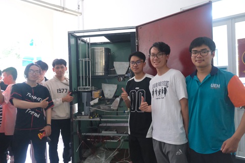 Sinh viên năm nhất làm hệ thống bán hàng tự động tích hợp AI- Ảnh 3. Máy bán mì ly tự động, dung tích 30 lít với giá 10.000 đồng/tô - Ảnh: NGỌC PHƯỢNG
