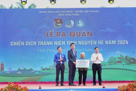 Ngân hàng Woori Việt Nam và chương trình “Ươm mầm tương lai”- Ảnh 1. Ngân hàng Woori Việt Nam ủng hộ tiền xây dựng