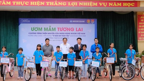 Ngân hàng Woori Việt Nam và chương trình “Ươm mầm tương lai”- Ảnh 2. Ngân hàng Woori Việt Nam trao tặng xe cho các em học sinh trường tiểu học Nhạo Sơn