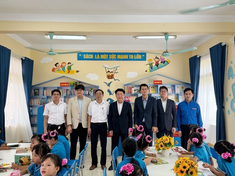Ngân hàng Woori Việt Nam và chương trình “Ươm mầm tương lai”- Ảnh 3. Thư viện mới của trường tiểu học Nhạo Sơn do Ngân hàng Woori Việt Nam trao tặng