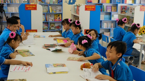 Ngân hàng Woori Việt Nam và chương trình “Ươm mầm tương lai”- Ảnh 4. Các em học sinh hân hoan đọc sách tại thư viện mới