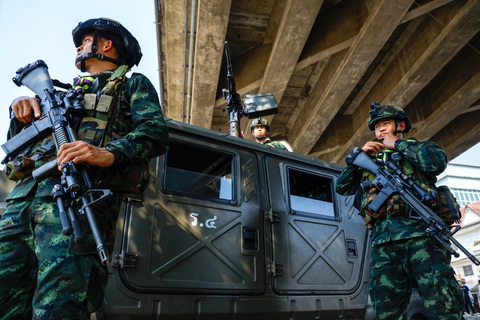 Đồng loạt cảnh báo xung đột leo thang ở tây nam Myanmar- Ảnh 1. Một số binh sĩ Thái Lan canh gác ở khu vực biên giới Thái Lan - Myanmar do tình hình xung đột căng thẳng và phức tạp - Ảnh: AFP
