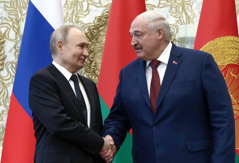 Tổng thống Nga và Belarus lên tiếng về tập trận hạt nhân- Ảnh 1. Tổng thống Nga Vladimir Putin (bên trái) bắt tay Tổng thống Belarus Alexander Lukashenko tại buổi hội đàm ở thủ đô Minsk (Belarus) hôm 24-5 - Ảnh: AFP