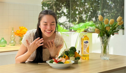 Vì sao nhiều sao nữ gọi dầu gạo lứt là 'điều diệu kỳ' cho sức khỏe trái tim?- Ảnh 2. Trong những lựa chọn đơn giản mà quý giá, Hiền Thục chọn đồng hành với dầu gạo lứt nguyên chất để nấu nướng hằng ngày