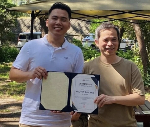 Những 'người hùng không mặc áo choàng' trong đời thực- Ảnh 4. Anh Tân nhận được sự biểu dương của công ty sau hành động cao đẹp.