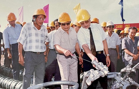 30 năm đường dây 500kV Bắc - Nam: Vượt qua thử thách, tiếp nối thành công- Ảnh 1. Thủ tướng Võ Văn Kiệt thị sát công trường thi công đường dây 500 kV Bắc - Nam