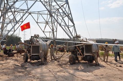 30 năm đường dây 500kV Bắc - Nam: Vượt qua thử thách, tiếp nối thành công- Ảnh 2. Đường dây 500 kV Pleiku - Mỹ Phước - Cầu Bông do 23 đơn vị cùng tham gia thực hiện