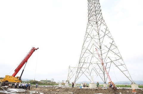 30 năm đường dây 500kV Bắc - Nam: Vượt qua thử thách, tiếp nối thành công- Ảnh 3. Thi công dựng cột Đường dây 500 kV mạch 3 Quảng Trạch - Phố Nối với phương châm