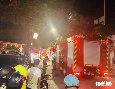 Cháy nhà trọ 3 tầng trong ngõ nhỏ Hà Nội, 14 người chết- Ảnh 1. Hiện trường vụ cháy - Ảnh: PHONG MINH