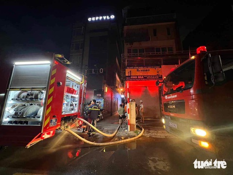 Cháy nhà trọ 3 tầng trong ngõ nhỏ Hà Nội, 14 người chết- Ảnh 9. Cảnh sát phải kéo đường ống dẫn nước từ ngoài phố Trung Kính vào sâu trong ngõ để dập lửa - Ảnh: MINH THANH