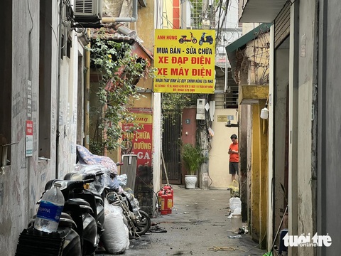 Cháy nhà trọ 3 tầng trong ngõ nhỏ Hà Nội, 14 người chết- Ảnh 11. Ngôi nhà xảy ra cháy trước đó kinh doanh, sửa chữa xe đạp điện - Ảnh: DANH TRỌNG
