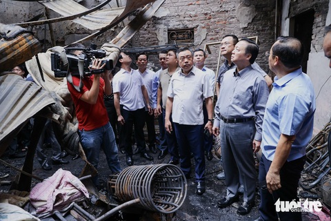 Phó Thủ tướng Trần Hồng Hà thị sát hiện trường vụ cháy - Ảnh: BẮC Phó Thủ tướng Trần Hồng Hà thị sát hiện trường vụ cháy - Ảnh: ĐOÀN BẮC