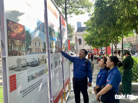 Nhiều bạn trẻ thích thú tìm hiểu công trình kiến trúc của Pháp - Ảnh: HOÀI PHƯƠNG Nhiều bạn trẻ thích thú tìm hiểu công trình kiến trúc của Pháp - Ảnh: HOÀI PHƯƠNG
