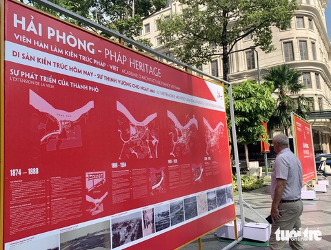 Du khách nước ngoài tìm hiểu về triển lãm - Ảnh: HOÀI PHƯƠNG Du khách nước ngoài tìm hiểu về triển lãm - Ảnh: HOÀI PHƯƠNG