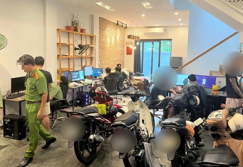 Phát hiện nhóm xâm nhập trái phép mạng máy tính, phát tán mã độc- Ảnh 1. Công an kiểm tra ngôi nhà mà nhóm này đã thuê - Ảnh: H.B.