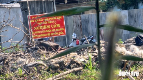 Cận cảnh 'đại công trường' tập kết, đốt rác trái phép ở huyện Bình Chánh- Ảnh 12. Ngay bên cạnh khu vực này có một bảng lớn ghi nội dung: “UBND xã Vĩnh Lộc A - khu vực đất công do Nhà nước trực tiếp quản lý, nghiêm cấm các hành vi lấn chiếm đất, mua bán chuyển nhượng dưới mọi hình thức”.