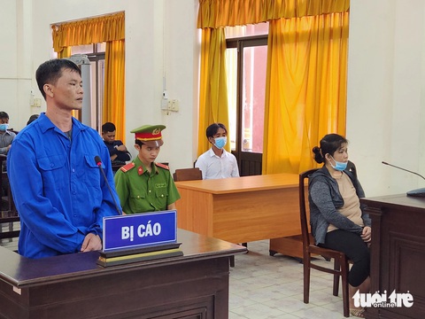 Ghen tuông, dùng dao chém bạn tình bị tuyên 13 năm tù- Ảnh 2. Chỉ vì ghen tuông mà bị cáo Đặng Văn Trung đã dùng dao chém bạn tình bị thương tật 72% - Ảnh: BỬU ĐẤU