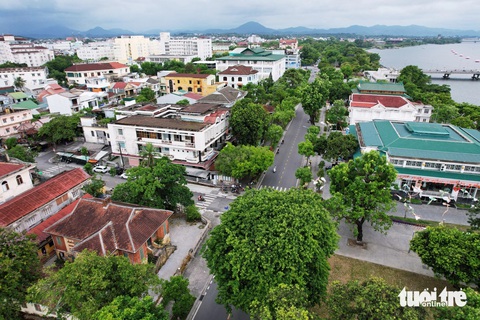 Cận cảnh loạt trụ sở bỏ hoang nằm trên ‘đất vàng’ dọc sông Hương- Ảnh 1. Hàng loạt trụ sở hành chính bị bỏ hoang trên những khu