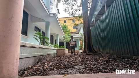 Cận cảnh loạt trụ sở bỏ hoang nằm trên ‘đất vàng’ dọc sông Hương- Ảnh 3. Những trụ sở từng là nơi hoạt động của các cơ quan thuộc tỉnh hiện rác thải ngổn ngang - Ảnh: NHẬT LINH