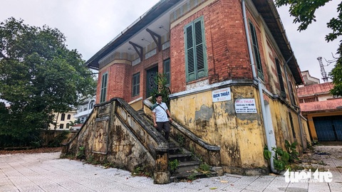 Cận cảnh loạt trụ sở bỏ hoang nằm trên ‘đất vàng’ dọc sông Hương- Ảnh 4. Tòa biệt thự cổ có kiến trúc Pháp ở số 26 Lê Lợi xuống cấp nghiêm trọng - Ảnh: NHẬT LINH