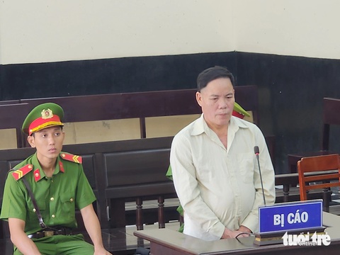 Tù chung thân vì sát hại bà chủ quán nhậu do ghen tuông- Ảnh 1. Bị cáo Lê Văn Quấn tại phiên tòa xét xử sơ thẩm - Ảnh: HOÀI THƯƠNG