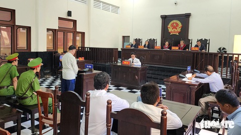 Tù chung thân vì sát hại bà chủ quán nhậu do ghen tuông- Ảnh 2. Quang cảnh phiên tòa xét xử bị cáo Lê Văn Quấn - Ảnh: HOÀI THƯƠNG
