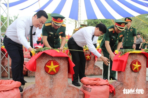 An táng 87 hài cốt liệt sĩ hy sinh ở Lào- Ảnh 2. Lãnh đạo tỉnh Nghệ An làm lễ an táng hài cốt liệt sĩ hy sinh ở Lào - Ảnh: DOÃN HÒA