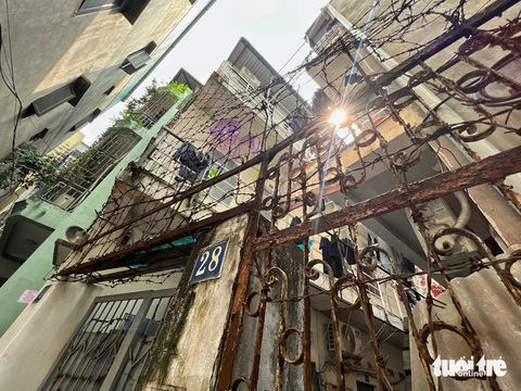 Lạnh người hình ảnh thép gai, lồng sắt quây kín nhà trọ cạnh hiện trường vụ cháy làm 14 người chết- Ảnh 2. Việc quây thép gai quanh các căn nhà trọ nhằm để đảm bảo an ninh, tuy nhiên rất nguy hiểm khi xảy ra sự cố, hỏa hoạn - Ảnh: PHẠM TUẤN