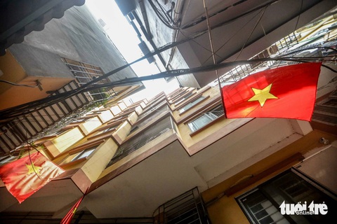 Lạnh người hình ảnh thép gai, lồng sắt quây kín nhà trọ cạnh hiện trường vụ cháy làm 14 người chết- Ảnh 4. Các căn nhà trọ được xây cao, san sát nhau và quây kín bởi lồng sắt - Ảnh: NGUYỄN KHÁNH