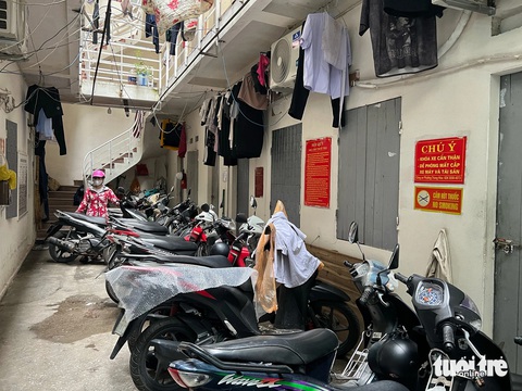 Lạnh người hình ảnh thép gai, lồng sắt quây kín nhà trọ cạnh hiện trường vụ cháy làm 14 người chết- Ảnh 5. Phía tầng 1 của căn nhà trọ được để rất nhiều xe máy, xe điện - Ảnh: PHẠM TUẤN