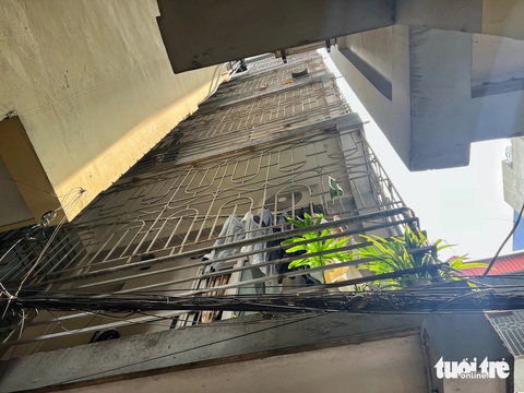 Lạnh người hình ảnh thép gai, lồng sắt quây kín nhà trọ cạnh hiện trường vụ cháy làm 14 người chết- Ảnh 6. Một căn nhà khác bị quây kín bởi lồng sắt - Ảnh: PHẠM TUẤN