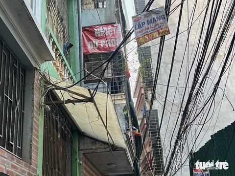 Lạnh người hình ảnh thép gai, lồng sắt quây kín nhà trọ cạnh hiện trường vụ cháy làm 14 người chết- Ảnh 9. Dây điện chằng chịt, lộn xộn trong ngõ nhỏ làm tăng thêm nguy cơ xảy ra chập điện gây cháy nổ - Ảnh: PHẠM TUẤN