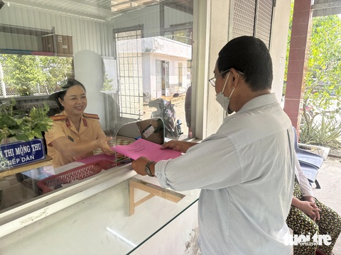 Người dân thành phố Gò Công đã đăng ký được xe- Ảnh 1. Người dân đến đăng ký xe vào sáng 24-5 tại Đội cảnh sát giao thông - trật tự Công an thành phố Gò Công - Ảnh: HOÀI THƯƠNG