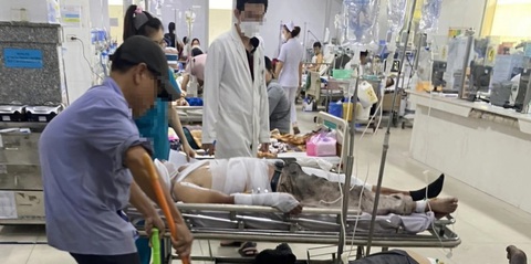 Các nạn nhân vụ nổ tại tầng hầm chung cư được đưa vào bệnh biện cấp cứu - Ảnh: A.H. Các nạn nhân vụ nổ tại tầng hầm chung cư được đưa vào bệnh viện cấp cứu - Ảnh: A.H.