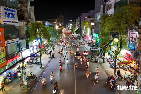 Ra quân xử lý hàng rong trên đường Nguyễn Gia Trí sau phản ánh của Tuổi Trẻ- Ảnh 5. Sau khi đội tuần tra ra quân, vỉa hè tuyến đường Nguyễn Gia Trí trật tự hơn - Ảnh: PHƯƠNG QUYÊN