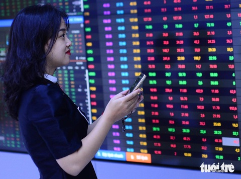 Khối ngoại quyết liệt bán ròng 7 phiên liền, chứng khoán lao dốc- Ảnh 1. Thị trường chứng khoán lao dốc trong phiên 24-5, khiến không ít nhà đầu tư bất an,
